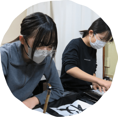 中学生～高校生くらいの生徒たち